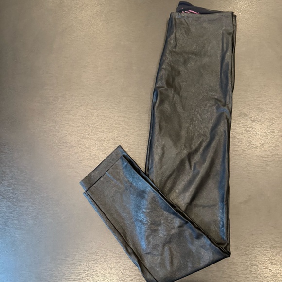 Commando Perfect Control Faux Leather Capri - Picture 3 of 5